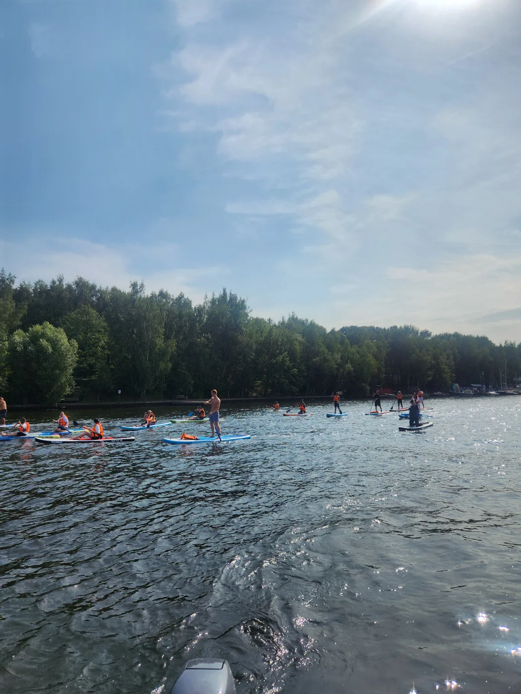Гости станции на САПбордах на водохранилище